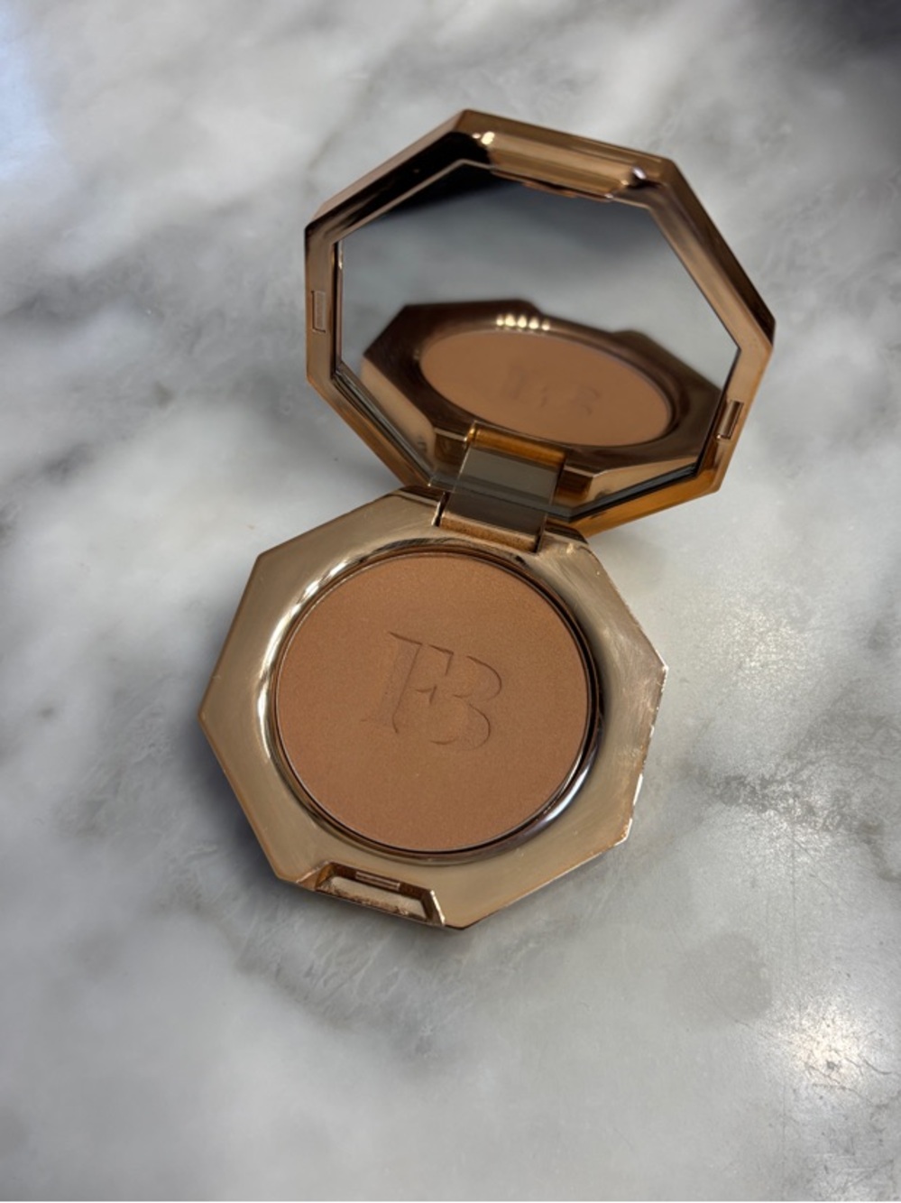 Fenty Beauty Bronzer Compact in Shady Biz